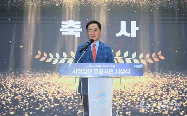 3일 평택시청 대회의실에서 개최된 ‘2024년 시정발전 유공시민 시상식’에서 정장선 시장이 축사를 하고 있다. (사진=평택시)