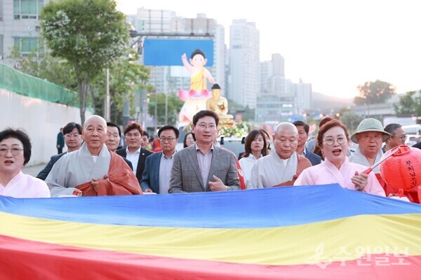 4일 용인시청에서 열린 '시민 연등축제'에 이상일 용인시장(가운데)이불교계 인사, 시민과 함께 연등행렬에 참여하고 있다. (사진=용인시)