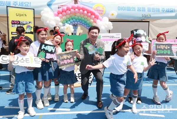 4일 용인미르스타디움에서 열린 '용인특례시 어린이날 대축제'에 참석한 이상일 용인특례시장. (사진=용인시)