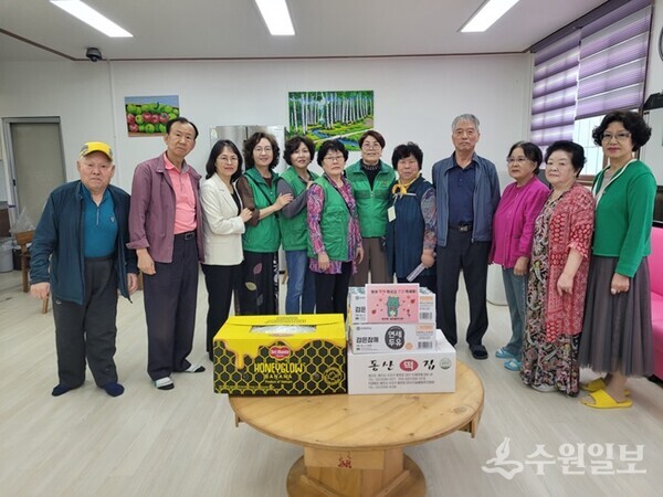 수지구 동천동새마을부녀회 회원들이 마을 경로당을 방문, 선물을 전달한 뒤 어르신들과 함께 하고 있다. (사진=용인시)