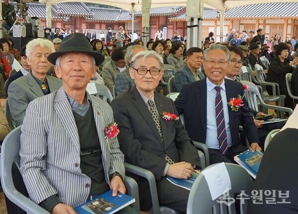 4월 24일 ‘우화관·별주 복원 개관식’에 초대받았다. 왼쪽부터 김우영·임병호 화성행궁복원 추진위원. 최호운 화성연구회 이사장. (사진=김우영)