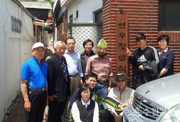 2013년 현재 장소(매향동)로 이전후 연무정급식소 봉사자들이 기념촬영을 하고 있다. (사진=이응자 연무정급식소 대표) 