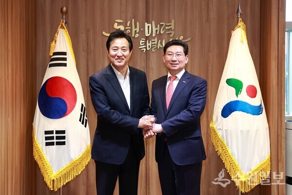 2023년 5월 이상일 용인시장(우)이 오세훈 서울시장(좌)과 간담회를 가진 뒤 기념촬영을 하고 있다. (사진=용인시)