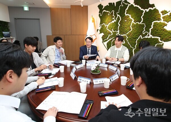 정명근 화성시장(정면)이 화성시내 4개 총학생회장단과 간담회를 갖고 있다. (사진=화성시)