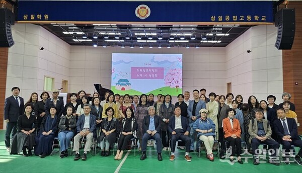 '2024년 수원남문언덕의 노래 시 낭독회' 참석자들이 기념촬영을 하고 있다. (사진=수원문화도시포럼)