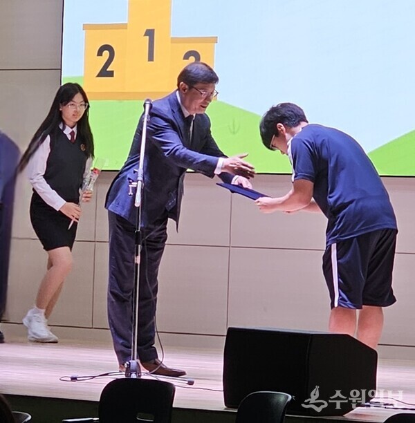 박래헌 수원문화도시포럼 대표가 백일장 수상자에게 상장을 수여하고 있다. (사진=수원문화도시포럼)