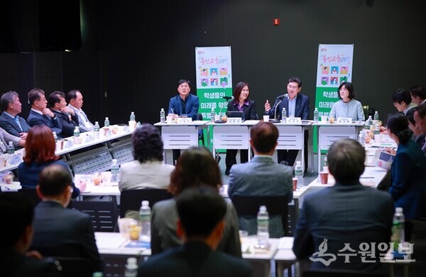 이상일 용인시장이 8일 '용인미디어센터'에서 지역 내 중학교 21곳의 교장과 간담회를 갖고 있다. (사진=용인시)