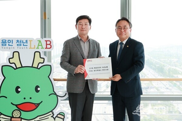 이상일 용인시장(왼쪽)이 9일 수지구 용인청년LAB 에서 고기동 행정안전부 차관을 만나 시의 현안을 건의하며 함께 하고 있다. (사진=용인시)
