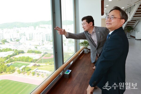 이상일 용인시장이 고기동 행정안전부 차관에게 수지구 일대를 소개하고 있다. (사진=용인시)