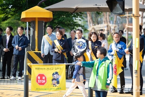 이재준 수원시장이 어린이 보행안전 캠페인에 참여하고 있다. (사진=수원시)