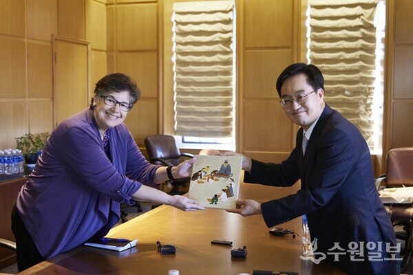 김동연 경기도지사(오른쪽)가 아나 마리 카우스(Ana Mari Cauce) 워싱턴대학교 총장과 기념품을 교환하고 있다. (사진=경기도)