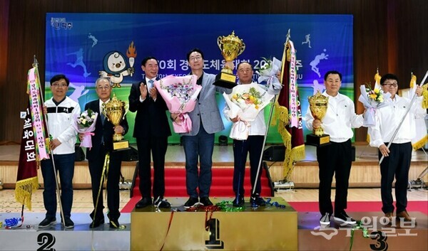 정명근 화성시장(왼쪽 네번째)이 경기도체육대회 종합우승 트로피를 치켜올리면서 기뻐하고 있다. (사진=화성시)