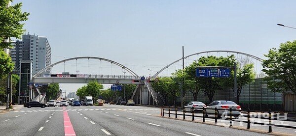 서호육교 모습. 화서1동 현대아파트옆에서 덕영대로, 경부철도를 횡단해 서호공원으로 통과한다. (사진=필자 김충영)