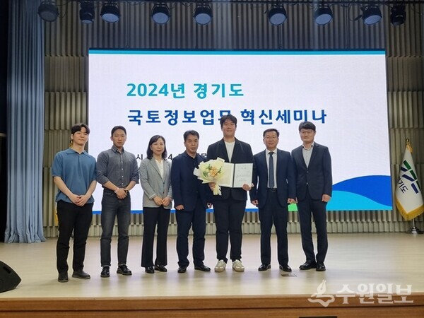 ‘2024년 경기도 국토정보업무 혁신세미나’에서 우수상을 받은 평택시청 토지정보과 곽상호 주무관(오른쪽 세번째)가 우수상을 받은 뒤 관계공무원들과 기념촬영을 하고 있다. (사진=평택시)