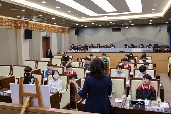‘제17회 청소년의회’ 의원과의 대화시간에 김명숙 의원이 평택모산초등학교 학생들과 소통의 시간을 갖고 있다. (사진=평택시의회)
