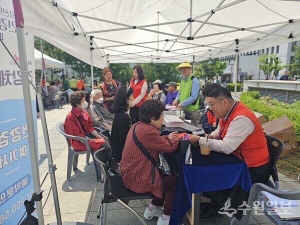 한국건강관리협회 경기도지부 의료팀이 지역주민을 대상으로 건강상담을 하고 있다. (사진=건협 경기도지부)