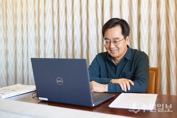 김동연 지사가 15일 미국 현지에서 오병권 행정1부지사, 오후석 행정2부지사, 김현곤 경제부지사, 조선호 경기도소방재난본부장 등과 영상회의를 갖고 있다. (사진=경기도)
