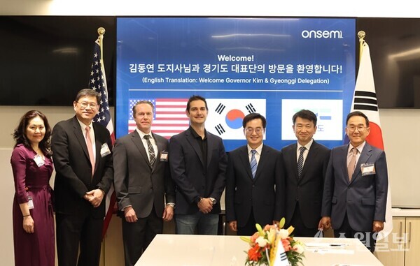 현지시간 14일 오후 온세미 본사에서 김동연 경기도지사, 하싼 엘 코우리(Hassane El-Khoury) CEO, 강병곤 한국 대표 등이 기념촬영을 하고 있다.