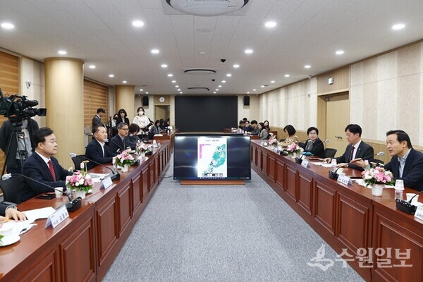 지난해 3월 8일 의왕시미래교육협력지구 업무협약식에서 김성제 의왕시장이 임태희 교육감과 백운호수 초중통합학교 설립에 대해 논의하고 있다. (사진=의왕시)