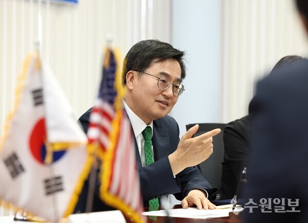 김동연 경기도지사가 마이클 론델리 노스텍사스대학교 처장, 최원봉 노스텍사스대 교수, 양기일 코스모이엔지 대표이사, 박정민 엠피에스 LA지사장과 환담을 나누고 있다. (사진=경기도)