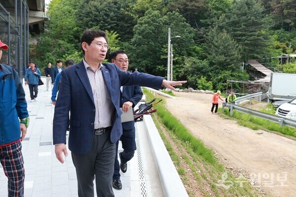 이상일 용인시장이 17일 처인구 역북동 공공체육시설을 방문해 시 공직자들과 시설을 둘러보고 있다. (사진=용인시)