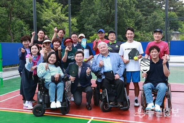 이상일 용인시장이 17일 처인구 역북동 공공체육시설에서 '피클볼' 회원들과 의견을 나눈 뒤 기념촬영을 하고 있다. (사진=용인시)