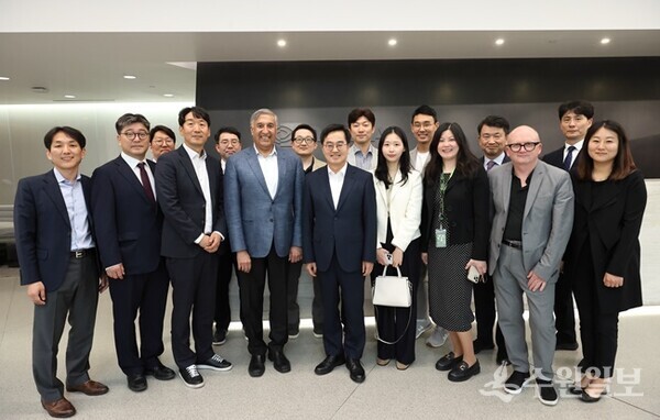 현지 시각 7일 오후 김동연 지사가 엔비디아(NVIDIA) 본사를 찾아 샨커 트리베디수석 부사장을 만나, 경기도가 추진 중인 AI데이터센터 구축에 엔비디아의 AI반도체와 기술 지원을 요청했다. (사진=경기도)