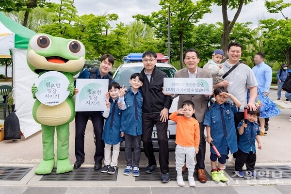 지난 11일 이재준 수원시장이 광교호수공원에서 열린 '2024 수원시새빛가족축제'에 참가한 가족들과 함께 기념촬영을 하고 있다. (사진=수원시)