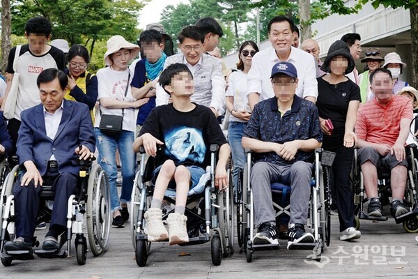 지난해 9월 장애인과 비장애인이 함께하는 걷기대회에 참가한 이재준 수원특례시장이 장애인 참가자와 함께 행진하고 있다.(사진=수원시)