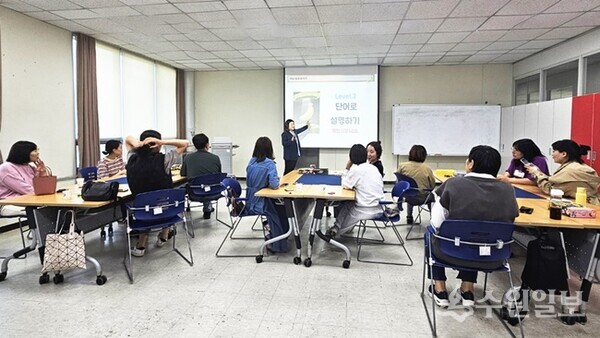 수원시장애인가족지원센터에서 운영하는 부모 프로그램에 장애인 부모들이 참여하고 있다.(사진=수원시)