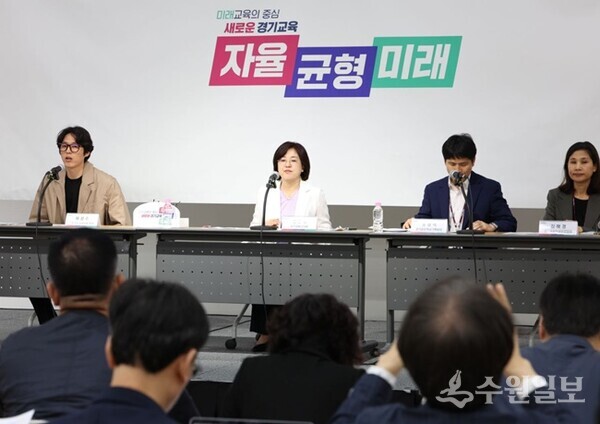 경기교욱청 관계자가 공유학교에 대한 성과를 설명하고 있다. (사진=경기도교육청)
