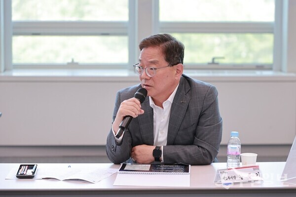 황준기 용인시 제2부시장이 경강선 연장사업 사전타당성 조사 용역 최종보고회에서 인사말을 하고 있다. (사진=용인시)