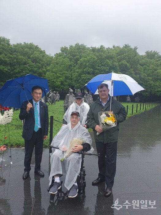 정장선 시장(왼쪽)이 워싱턴 한국전쟁 참전용사 기념공원을 방문, 한국전쟁 참전용사(사진 가운데)와 함께 기념촬영을 하고 있다. (사진=평택시)
