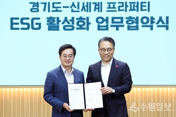 21일 오후 스타필드 수원 4층 별마당도서관에서 열린 경기도-신세계 프라퍼티 ESG 활성화 업무협약식에서 김동연 경기도지사(왼쪽)와 임영록 신세계 프라퍼티 대표이사가 협약서에 서명하고 기념촬영을 하고 있다. (사진=경기도)