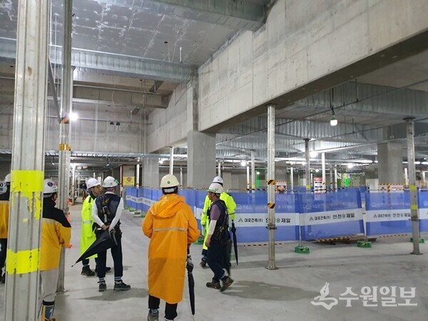 사진은 용인시 관계자들이 지난해 공동주택을 점검하는 모습. (사진=용인시)