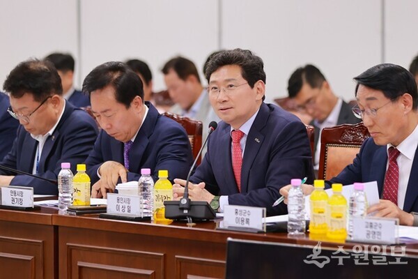 이상일 용인시장이 22일 국토교통부 세종청사 대회의실에서 열린 '제6차 국가산단 범정부 추진지원단 회의'에서 용인시의 의견을 말하고 있다. (사진=용인시)