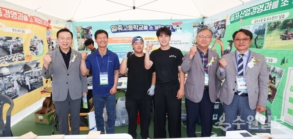 제60년차 경기도영농학생축제 현장에서 임태희교육감(맨 왼쪽)등 참가자들이 기념촬영하고 있다.(사진=경기도교육청)