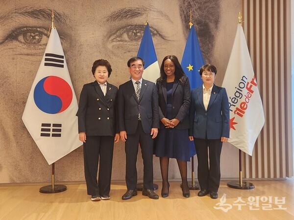 경기도의회 염종현 의장(왼쪽 두번째), 남경순 부의장(왼쪽 첫번째), 고은정 경제노동위원회 부위원장(오른쪽 첫번째)이 안 루이즈 메자디유 일드프랑스주 연대개발 특별대표와 기념촬영을 하고 있다. (사진=경기도의회)
