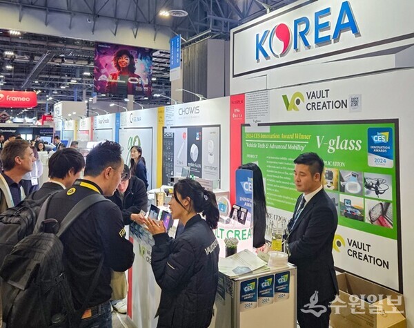 지난해 시가 지원해 'CES 2024' 용인 단체관으로 참가한 기업 볼트크리에이션 관계자들이 해외 바이어와 상담하고 있다. (사진=용인시)