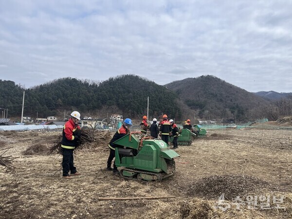 산불발생 예방을 위해 영농부산물 파쇄 작업을 벌이고 있다. (사진=경기도)