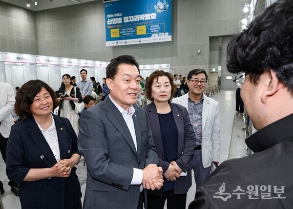이재준 수원시장이 일자리박람회를 둘러보고 있다. (사진=수원시)