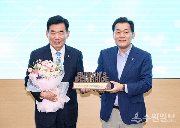 이재준 수원시장(오른쪽)이 김진표 국회의장에게 감사패를 전달하고 있다. (사진=수원시)