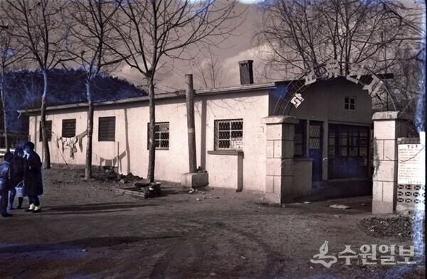 '광교유원지' 정문의 모습. 간판 글씨 '광'자가 떨어진 것을 보수하지 않은 모습이다. (사진=수원시)