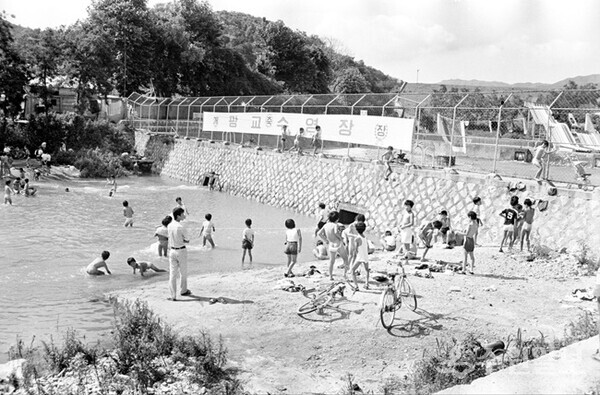 1972년 개장당시 어린이풀장 모습.(사진=수원시)