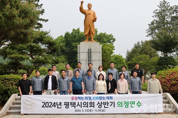 평택시의회 의원들이 윤봉길 의사 동상 앞에서 기념촬영을 하고 있다. (사진=평택시의회)