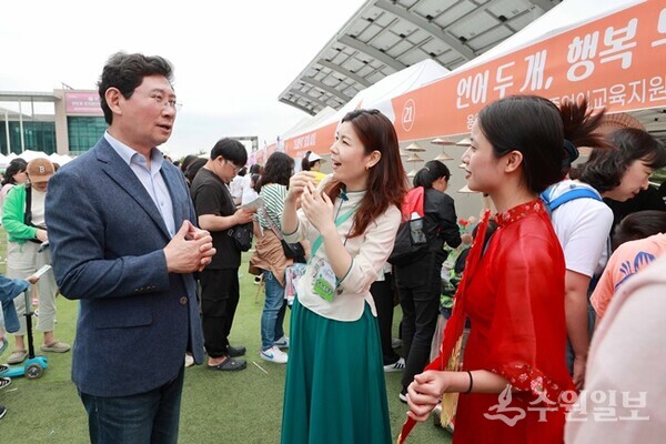 25일 용인시청 하늘광장에서 열린 ‘2024 온가족 다문화 축제 We are Family’에서 시민들과 인사를 나누고 있는 이상일 시장. (사진=용인시)