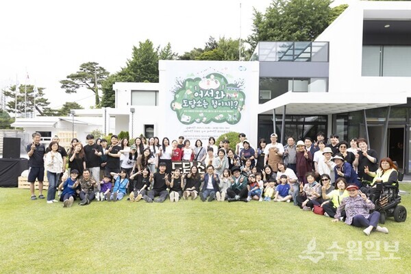 25일 오전 도담소에서 열린 도민 개방행사에서 김동연 경기도지사와 도민들이 도담소 현판 앞에서 기념촬영을 하고 있다. (사진=경기도)