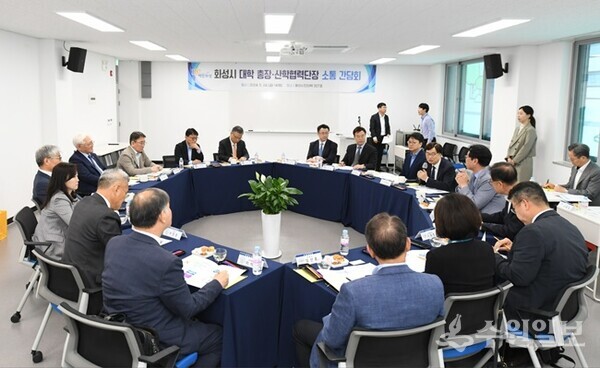 24일 화성시민대학에서 열린 ‘화성시 대학 총장·산학협력단장 소통간담회’ 모습. (사진=화성시)