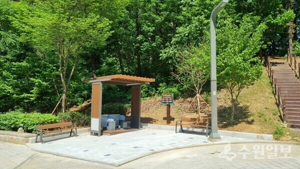 동산근린공원에 새로 설치된 세족장과 시민 편의 시설. (사진=용인시)