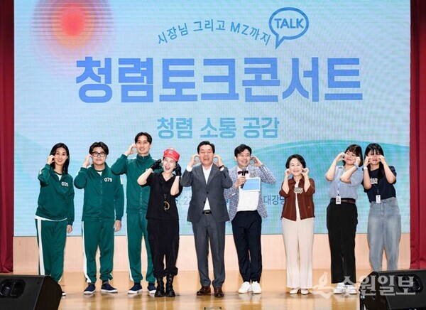 이재준 수원시장(가운데)이 MZ 공무원들과 토크콘서트를 한 후 기념촬영을 하고 있다. (사진=수원시)